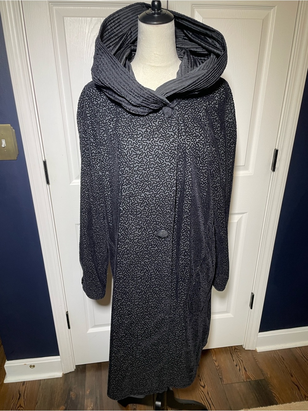 NWOT Mycra Pac Black Scroll Reversible Oversized Hooded Travel Coat Velvet M/L